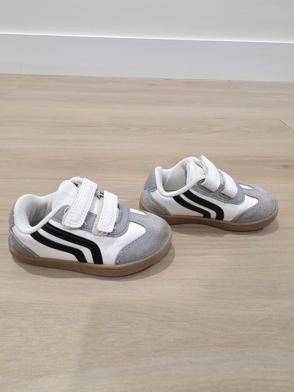 Cat & Jack Toddler Sneakers Size 7 – White/Gray Hook & Loop Shoes